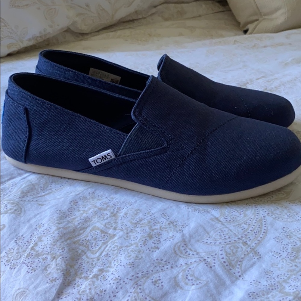 Toms Size 8 Navy Blue.  US 8 Euro 38.5